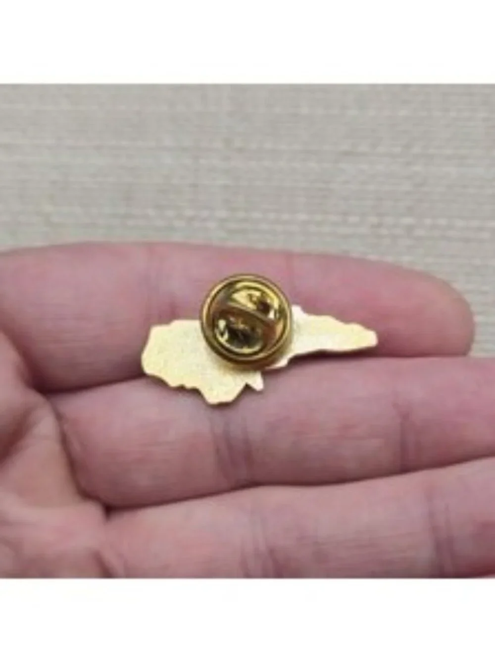 Carolina Star North Carolina State Shape Gold Tone Purple Enamel Lapel Pin A8347
